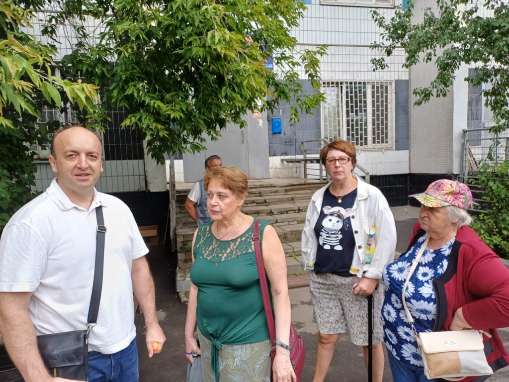 Еженедельный обход территории провел исполняющий обязанности главы управы. Фото: официальная страница управы района Чертаново Северное города Москвы в социальных сетях