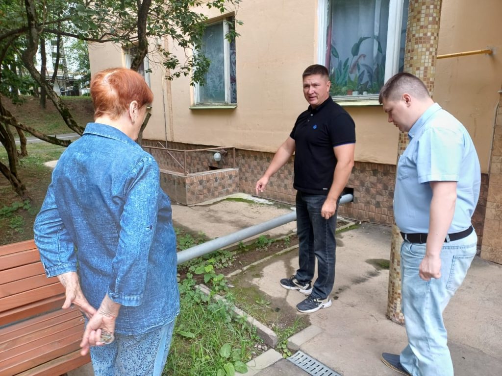 Глава управы Чертаново Северное провел плановый обход территории. Фото: официальная страница управы района Чертаново Северное в социальных сетях