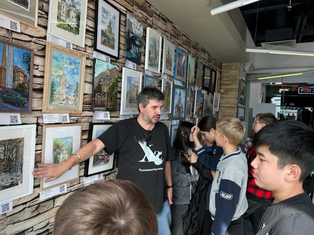 Куратор ТО «Художники Чертанова» провел две экскурсии для школьников. Фото: официальная страница школы №1173 в социальных сетях