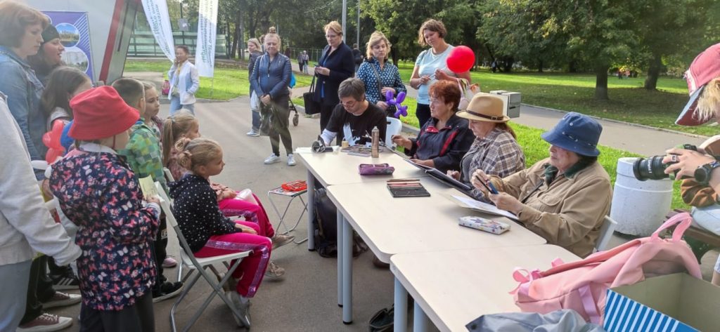 Члены ТО «Художники Чертанова» предложили жителям района получить быстрые портреты. Фото: официальная страница Творческого объединения «Художники Чертанова» в социальных сетях