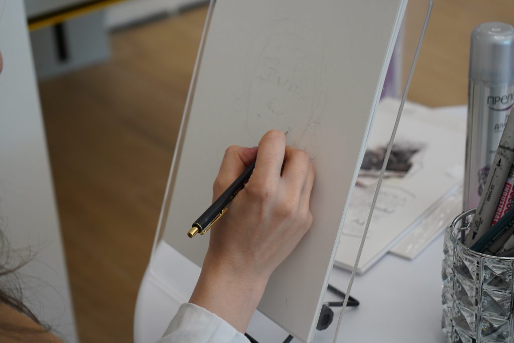 Выставку «Семь граней реальности» анонсировали представители ТО «Художники Чертанова». Фото: Анна Быкова, «Вечерняя Москва»