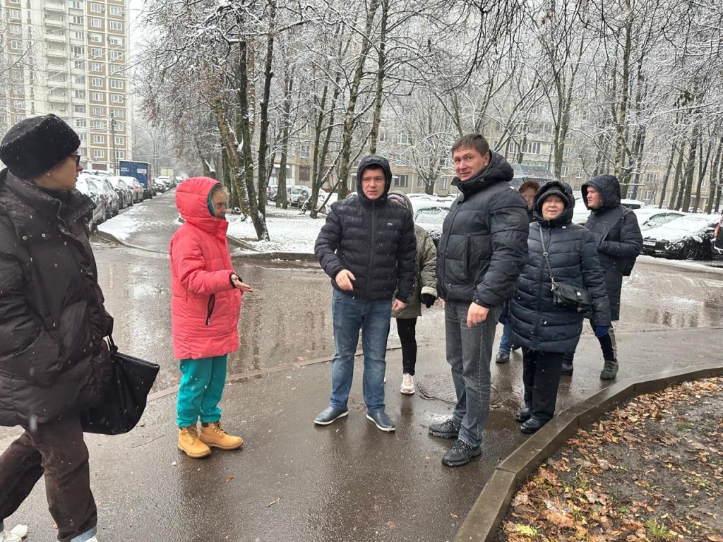 Глава управы района Чертаново Северное организовал обход территорий. Фото: официальная страница управы района Чертаново Северное в социальных сетях