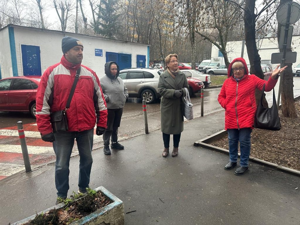 ИО управы района Чертаново Северное провел обход территорий. Фото: официальная страница управы района Чертаново Северное в социальных сетях