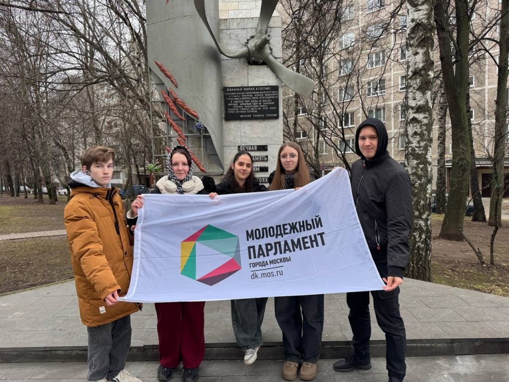 Акцию «Чистый Памятник» провели члены Молодежной палаты района Чертаново Северное. Фото: официальная страница управы района Чертаново Северное в социальных сетях