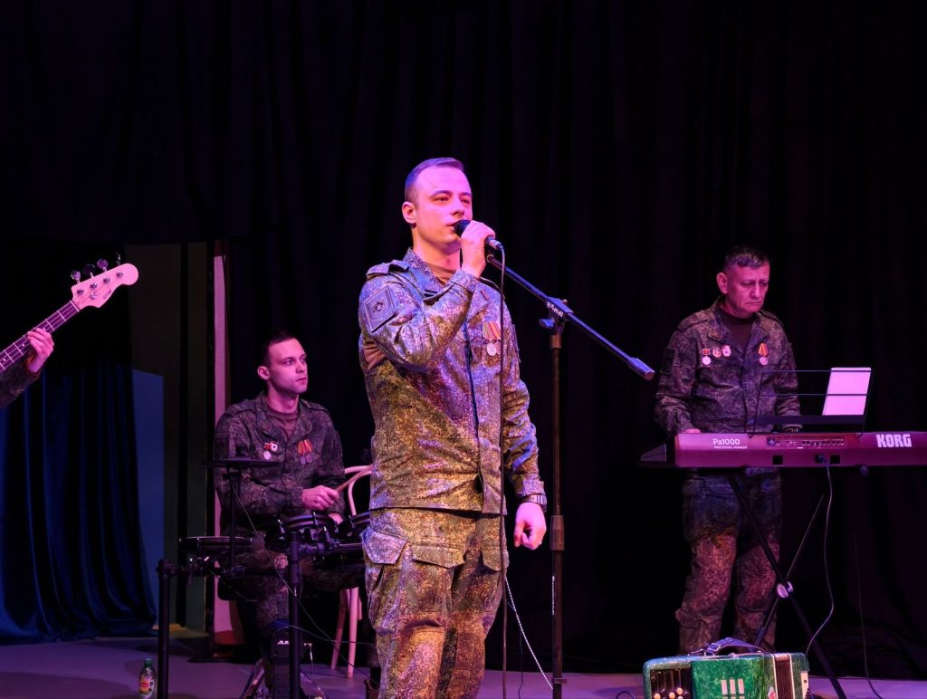 Концерт музыкального коллектива военнослужащих состоялся в районе Чертаново Северное. Фото: официальная страница управы района Чертаново Северное в социальных сетях