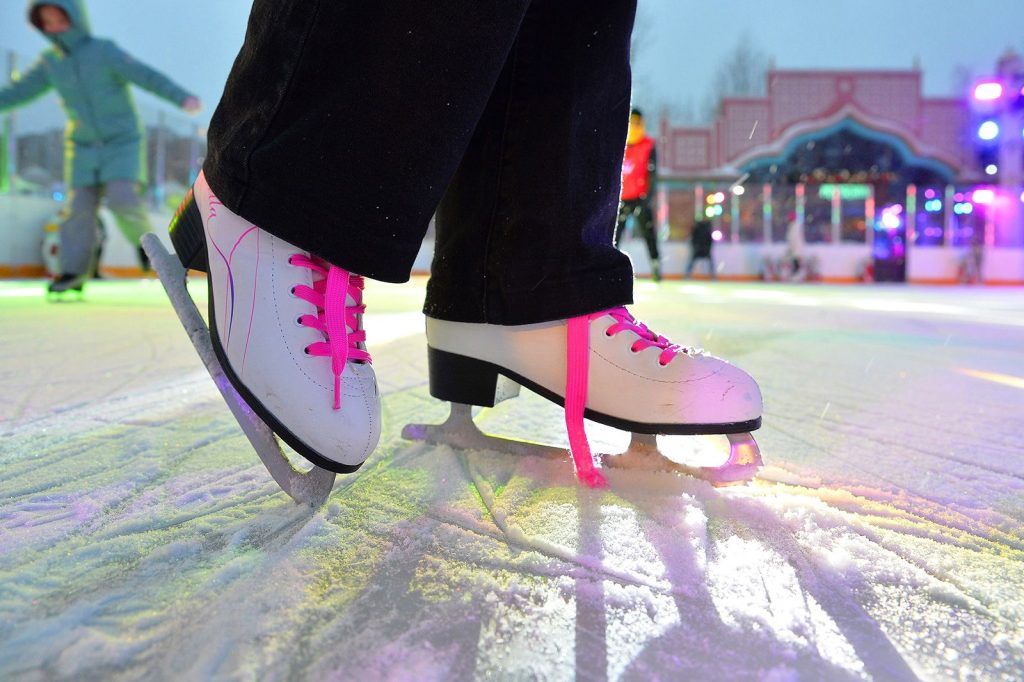 Керлинг, снежный дартс и хоккей в валенках: какие мероприятия можно будет посетить в Чертанове Северном в рамках «Зимы в Москве» в эти выходные. Фото: пресс-служба Департамента торговли и услуг города Москвы