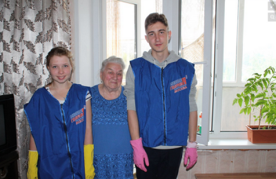Активисты ВОО "Молодая гвардия" помогли ветерану с уборкой