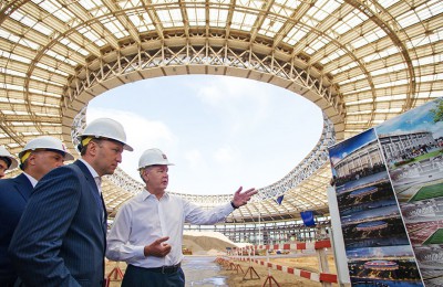 Собянин осмотрел ход реконструкции на стадионе "Лужники"