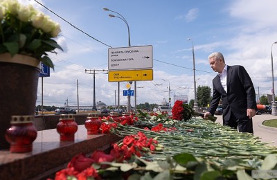 Собянин посетил место трагедии в метро в день траура