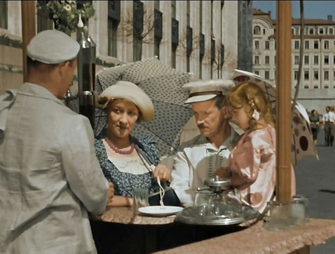 кадр из фильма "Подкидыш" 1939 года