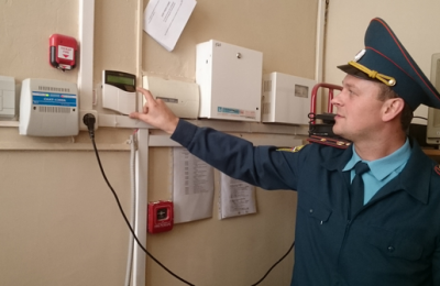 старший инженер управления МЧС по ЮЗАО Константин Носиков проверяет систему пожарной сигнализации в школе № 1533