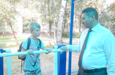 Местный житель Богдан Колесников разговаривает с депутатом Абдуганиевым