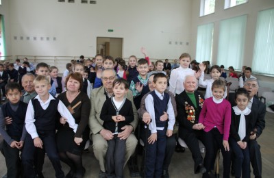 Ученики школы № 856 поздравили ветеранов и пожилых жителей района с Днем пожилого человека