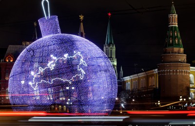 На фото: световая инсталляция, установленная на Манежной площади перед новогодними праздниками