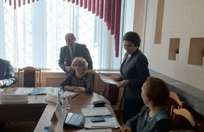 Депутат Татьяна Киркова на вручении благодарности от имени руководства районного Совета ветеранов
