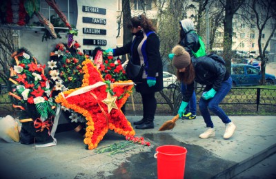 В районе Чертаново Северное в рамках общегородского субботника прошла акция «Чистый Памятник»