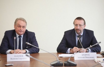 Валентин Пахомов (на фото слева) сообщил, что в прошлом году Мосгосстройнадзор оформил около 400 разрешений на строительство объектов