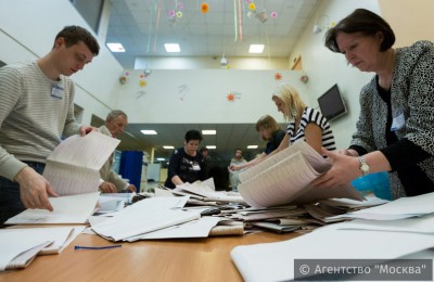 Работа комиссии по подсчету голосов по итогам праймериз партии «Единая Россия» в Москве