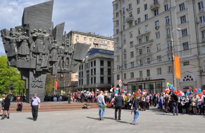 На Автозаводской площади у памятника ополченцам Пролетарского района прошёл митинг ко Дню Победы