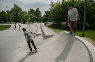 Скейтбордисты в парке «Садовники»