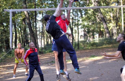 Соревнования по парковому волейболу на площадке парка «Царицыно»