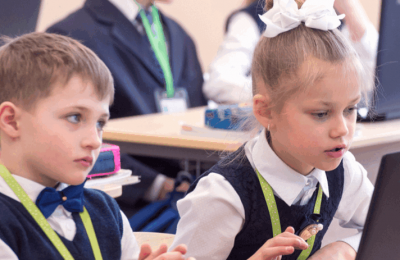 В школы Москвы зачислены свыше 100 тысяч первоклассников
