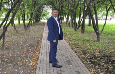 Депутат Назиржон Абдуганиев в благоустроенном сквере