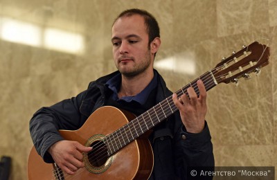 Выступление музыкантов в вестибюле станции «Деловой центр» в рамках проекта «Музыка в метро»