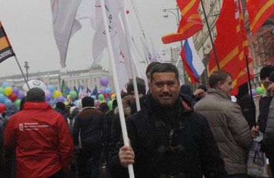 Депутат Назиржон Абдуганиев на праздничном шествии «Мы едины!»