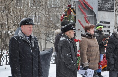 Депутат Валерий Смирнов (слева) на торжественном митинге