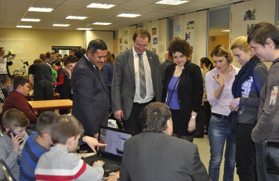 Назиржон Абдуганиев и Борис Абрамов-Бубненков и др. знакомятся с работами детей, которые были представлены на мероприятии