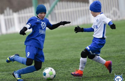Юные жители района играют в футбол