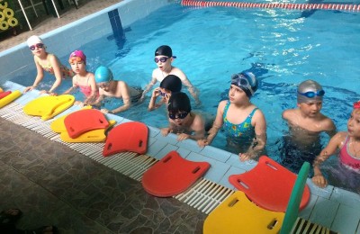 Урок по плаванию провели для ребят из летней смены