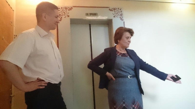 Депутат Татьяна Киркова показала главе управы района Чертаново Северное ход работ по благоустройству лицея №1158