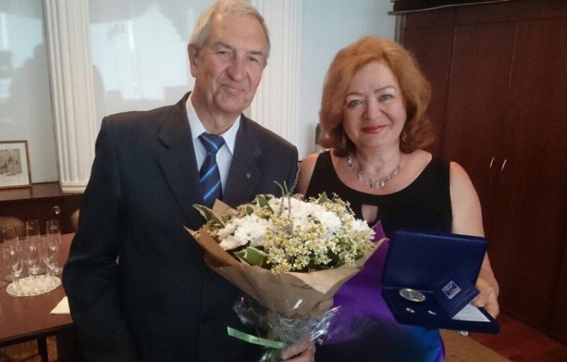 Игоря Мищенко и Елену Мищенко наградили за семейные заслуги
