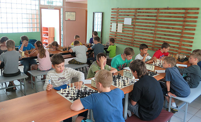 Юные шахматисты района за игрой в лагере "Восточный"