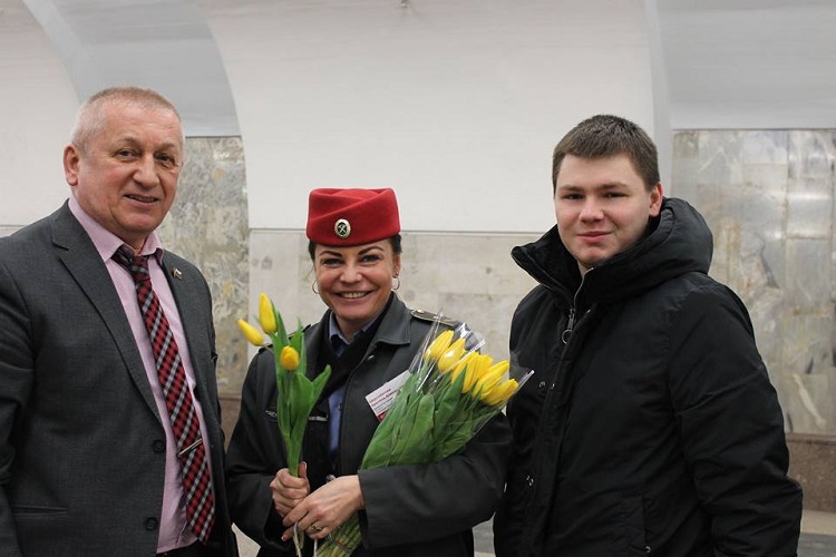 Депутаты поздравили женщин с праздником и подарили им тюльпаны