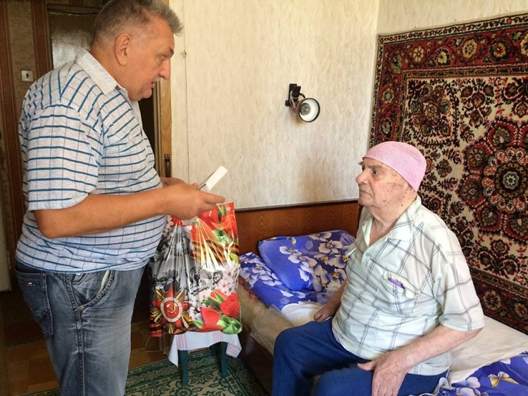 Алексей Бондаренко поздравил ветеранов района с 75-летней годовщиной Курской битвы