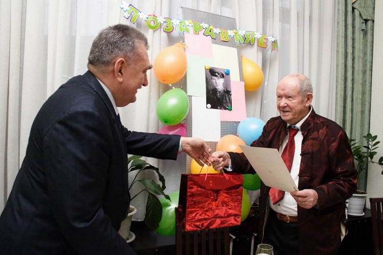 Алексей Бондаренко поздравил ветерана Юлия Павлова