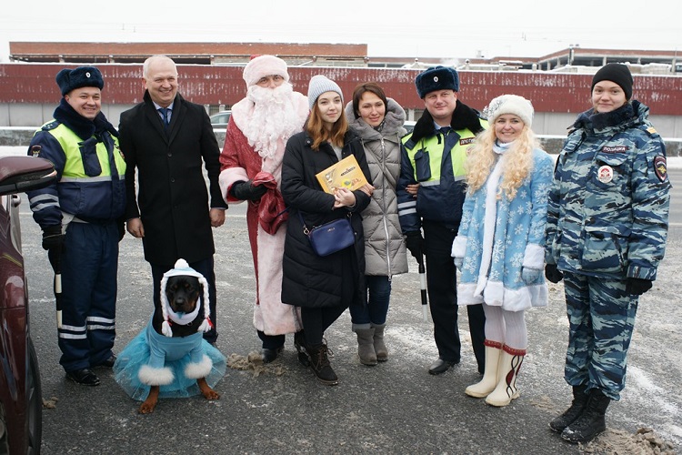 Всероссийскую акцию «Полицейский Дед Мороз» провели стражи порядка на юге Москвы