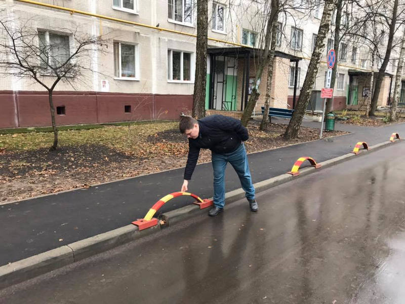 Заехал на тротуар. Антипарковочные столбики на тротуаре. Благоустройство подъезда. Понижение тротуара. Проблема пешеходных дорожек на дворовой территории.