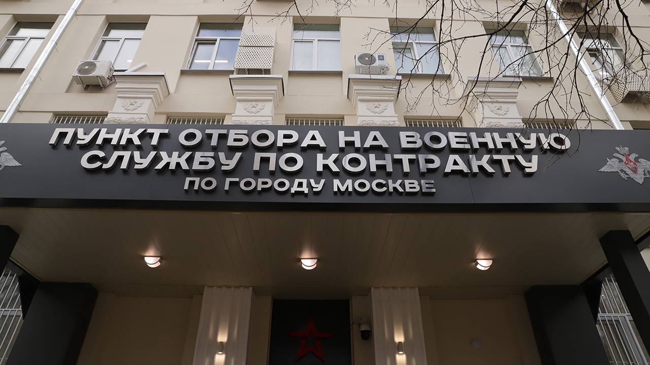 Актриса Аглая Шиловская встретилась с контрактниками в Едином пункте отбора на военную службу в Москве. Фото: Анатолий Цымбалюк, «Вечерняя Москва» Москва»