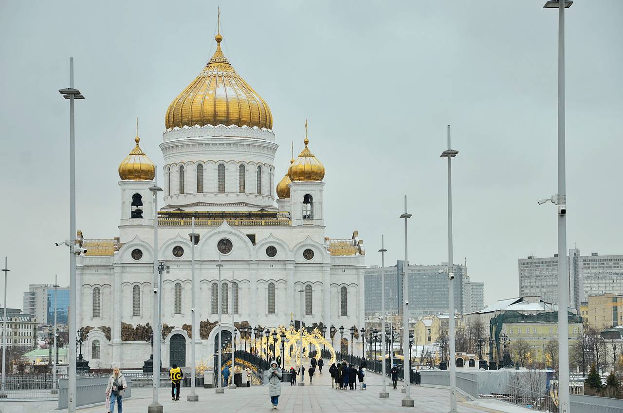 Восьмиклассница школы №1158 принимает участие в конкурсе «История и культура храмов России». Фото: Анна Быкова, «Вечерняя Москва»