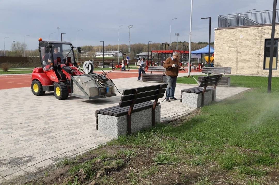 Сотрудники КСК «Битца» провели субботник на своей территории. Фото: официальная страница конноспортивного комплекса «Битца» в социальных сетях