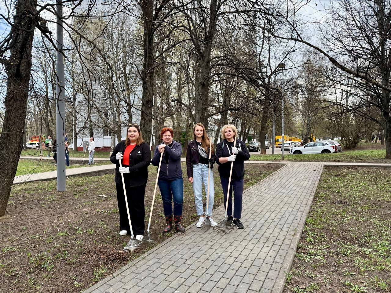 Молодежная палата Чертаново Северное провели ежегодный субботник. Фото: официальная страница Молодежной Палаты Чертаново Северное в социальных сетях