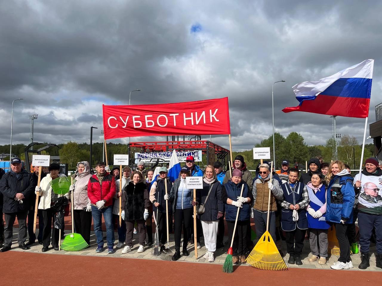 Субботник на своей территории провели сотрудники конноспортивного комплекса «Битца». Фото: официальная страница конноспортивного комплекса «Битца» в социальных сетях