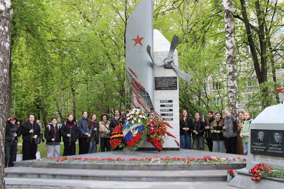 Студенты Технологического колледжа №34 возложили цветы к памятнику погибшим летчикам. Фото: официальная страница Технологического колледжа №34 в социальных сетях