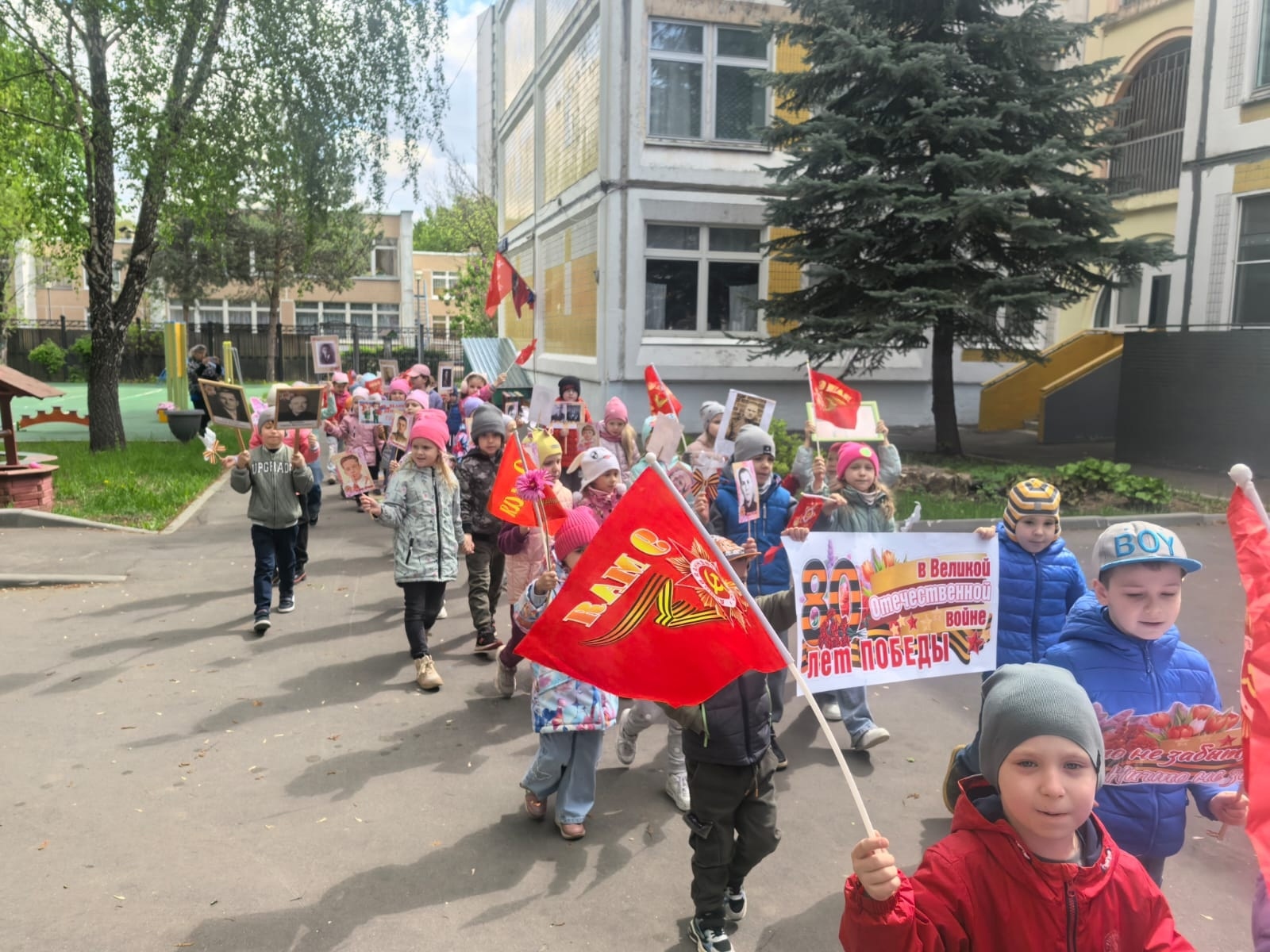 Акция «Бессмертный полк» прошла в ДО школы №1179. Фото: официальная страница школы №1179 в социальных сетях