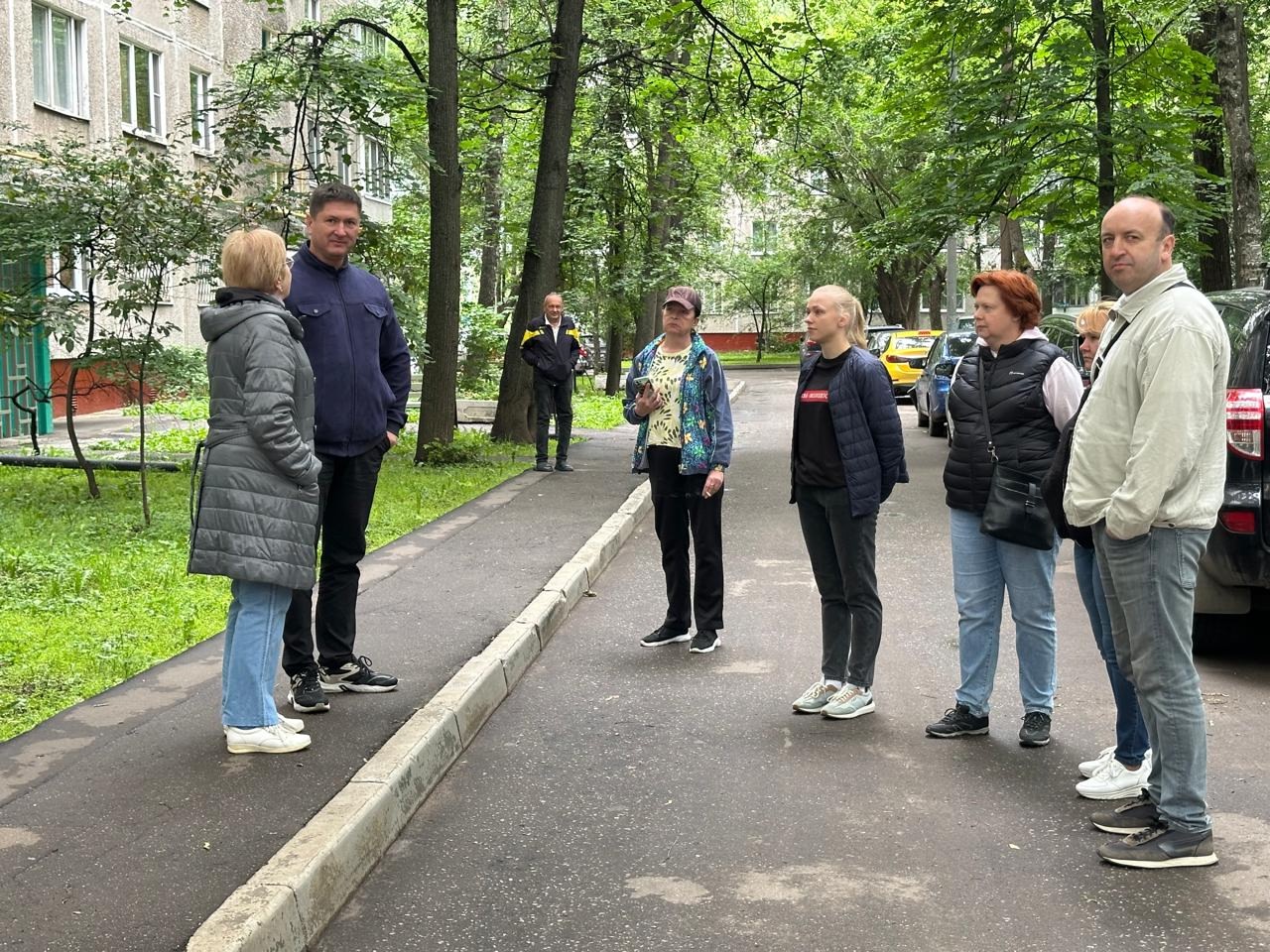 Глава управы Чертанова Северного провел еженедельный обход территории. Фото: официальная страница управы района Чертаново Северное в социальных сетях