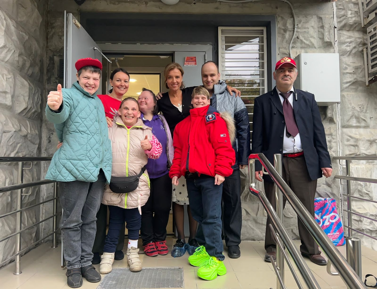 Подопечные Социального дома «Чертаново» стали участниками театрального занятия. Фото: официальная страница Социального дома «Чертаново» в социальных сетях